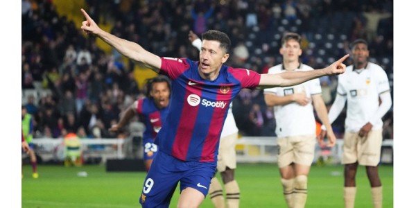 Robert Lewandowski tekee upean ensimmäisen vapaapotkun FC Barcelonaa vastaan